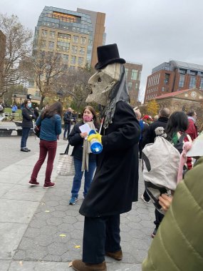 22 Kasım 2020, New York, ABD: İnsanlar Başkan Bill de Blasio 'nun kilitlenmesini ve New York' ta maske kullanımını protesto ediyorlar. Protesto Union Meydanı 'nda başladı ve üniversite boyunca yürüdüler.
