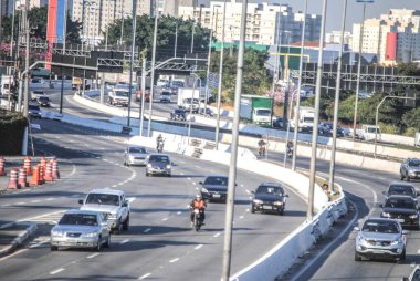 Sao Paulo (SP), 04 / 06 / 2020 - MOVEMENT / DOWNTOWN / SAO PAULO - Sao Paulo 'nun merkezindeki insanların hareketi, bu Perşembe (4.) 