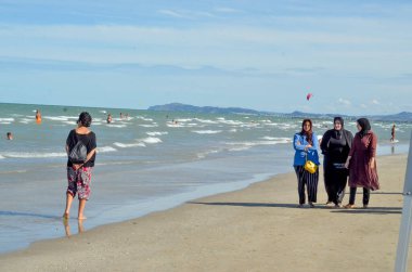 (Rimini 'deki plajda hareketlilik... 4 Eylül 2020, Rimini, İtalya: Pek çok İtalyan ve turist evlerine dönmelerine rağmen, hala plajlarda ve şehirlerde insan dolaşımı yoğun. Okullar bu ay yeniden açılıyor.