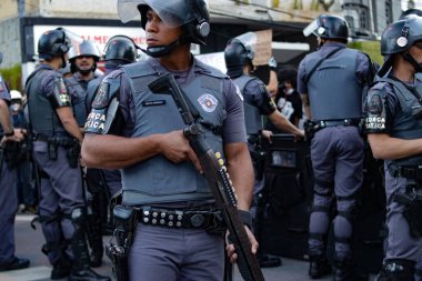 (Sao Paulo 'da protestocular gözaltına alındı. 7 Haziran 2020, Sao Paulo, Brezilya: Pinheiros Mahallesi 'nde faşizm ve ırkçılığa karşı eylem sırasında protestocular askeri polisle karşılaştıktan sonra gözaltına alındı