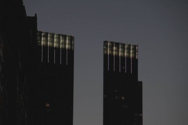 11 Eylül 2020, New York, ABD: Bazı binalar, 19 yıllık kutlamalarında ölen tüm 11 Eylül kahramanlarının anısına mavi renkte aydınlatılmıştır. (Fotoğraf: Niyi Fote / TheNews2 / Depozito Fotoğrafları) 