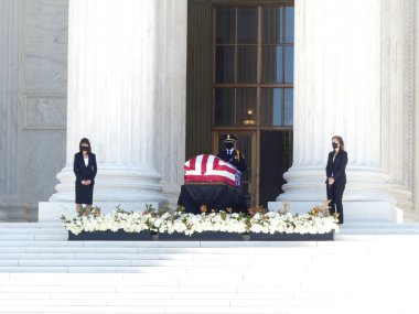WASHINGTON DC, ABD, 23.09.2020 - Yüksek Mahkeme için SOLEMN nöbeti RuTH GINSBURG - Büyük bir Amerikalı avukat dinlenirken, bir gece nöbeti ve tarihi olaylar seremonisi Birleşik Devletler Anayasa Mahkemesi önünde gerçekleşir.