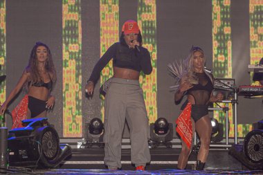 Sao Paulo 'daki Allianz Parque' da açık hava müzikali. 1 Ağustos 2020, Sao Paulo, Brezilya: Brezilyalı şarkıcılar yeni arabalı sinema formatında müzik şovlarını sunar