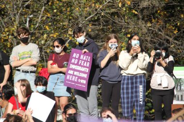 (İnsanlar Columbus Circle 'da Joe Biden' ın 46. başkanlığını kutluyor. 7 Kasım 2020, New York, ABD: İnsanlar, ABD 'nin 46. Başkanı olarak Joe Biden' ın zaferini kutlamak için Columbus Circle, New York 'ta toplandı. Kredi: 