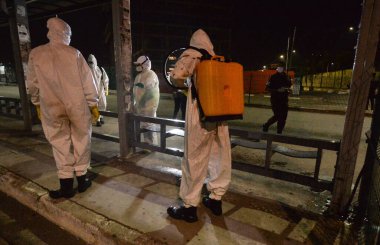 (Coronavirus salgını sırasında halka açık yerlerin temizlenmesi. 30 Nisan 2020, Osasco, Sao Paulo, Brezilya: Yeni koronavirüsle (Covid-19) mücadele önlemi olarak temizlik çalışmaları, Sao Paulo 'nun başkenti Osasco' da bir belediye.
