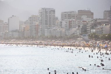 Rio de Janeiro sahillerindeki insanlar