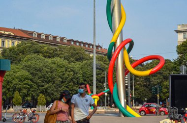 26 Haziran 2020, Cadorna, İtalya: Cadorna Metro İstasyonu 'nda, Cadorna Demiryolu' nun heykelinin yanında büyük bir insan hareketi vardı. 