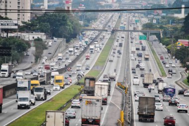 Bankadaki hükümetlerin mali yardımlarını çekmek için uzun bir kuyruk var. 14 Ekim 2020, Sao Paulo, Brezilya: İnsanlar Sao Paulo 'nun güneyindeki Cidade Dutra' daki bir Caixa Federal Bankası şubesinde sıraya dizildiler.