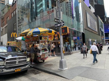 New York, ABD: New York City 'nin bu hafta yeniden açılmasına rağmen, Coronavirus salgını nedeniyle Times Meydanı bölgesinde bazı mağazalar hala kapalı