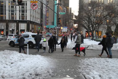 17 Aralık 2020, New York, ABD: New York 'a yağan yoğun kar sonrası pek çok yan etki ve eğlence getirdi. Bu birçok insanın hareket etmesine neden oldu ve Central Park 'taki gölleri dondurdu. 