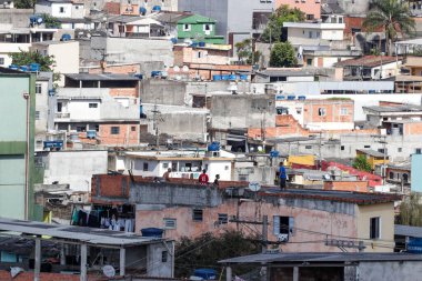 (Covid-19: Karantina sırasında uçurtma uçuran gençler. 21 Mayıs 2020, Sao Paulo, Brezilya: Gençler Sao Paul 'un güneyindeki Capao Redondo bölgesinde karantina nedeniyle erken bir tatil sırasında maskesiz ve mesafeli uçurtma uçuruyorlar.