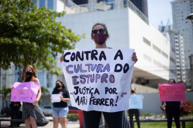 Camboriu, Santa Catarina, Brezilya - 8 Kasım 2020: Aktivistler, model Mariana Ferrer 'i savunmak amacıyla Santa Catarina' daki Balnear io Camboriu plajında toplandılar. 