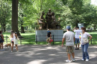 NOVA YORK (EUA), 05 / 02 / 2021 - MOVIMENTACAO CENTACAO PARK - Com a rescaldo da nevasca do dia anterior, nova-iorquinos e turistas sao vistos se divertindo se Central Park. Criancas fazendo snowboard, pessoas andando de carruagem, fazendo boneco de neve