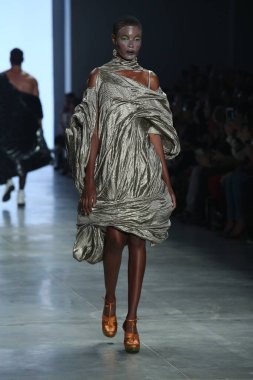 SAO PAULO, SP, 10 / 17 / 2019 - SPFW N48 - Perşembe gecesi Sao Paulo 'daki Ibirapuera Park' taki Pavilhao das Culturas Brasileiras 'taki SPFW N48 marka geçit töreni 