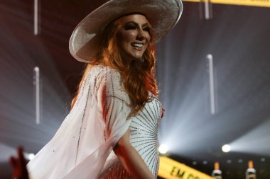 Sao Paulo 'daki Allianz Parque' da açık hava müzikali. 1 Ağustos 2020, Sao Paulo, Brezilya: Brezilyalı şarkıcılar yeni arabalı sinema formatında müzik şovlarını sunar