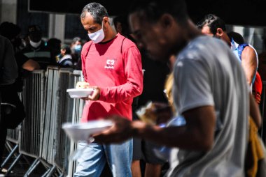 (Covid-19 'un ortasındaki evsizler dayanışması. 6 Ağustos 2020, Sao Paulo, Brezilya: Fransisken Dayanışma Servisi (Sefras) tarafından Largo do Sao Francisco 'da kurulan çadırın önünde Sao Paulo, Sao Paulo' s Hi