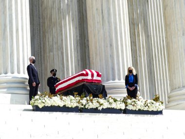 WASHINGTON DC, ABD, 23.09.2020 - Yüksek Mahkeme için SOLEMN nöbeti RuTH GINSBURG - Büyük bir Amerikalı avukat dinlenirken, bir gece nöbeti ve tarihi olaylar seremonisi Birleşik Devletler Anayasa Mahkemesi önünde gerçekleşir.