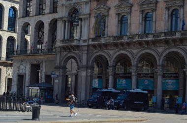 (Covid-19: Milano 'da hayat normale dönüyor. 28 Mayıs 2020, Milano, İtalya: Milano, kentin en çok ziyaret edilen bölgelerinden biri olan Piazza Duomo 'dan daha büyük bir hareket için geri dönüyor, bu Perşembe (28))