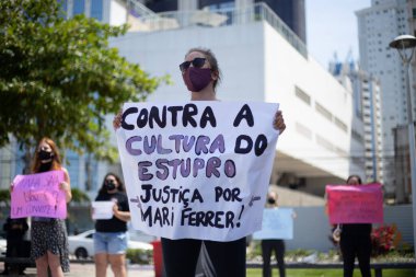 Camboriu, Santa Catarina, Brezilya - 8 Kasım 2020: Aktivistler, model Mariana Ferrer 'i savunmak amacıyla Santa Catarina' daki Balnear io Camboriu plajında toplandılar. 