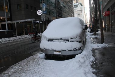 17 Aralık 2020, New York, ABD: New York 'a yağan yoğun kar sonrası pek çok yan etki ve eğlence getirdi. Bu birçok insanın hareket etmesine neden oldu ve Central Park 'taki gölleri dondurdu. 