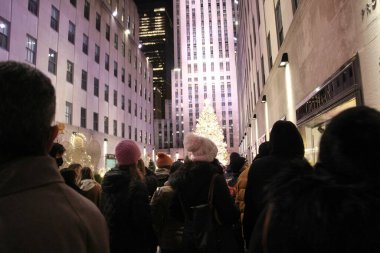 6 Aralık 2020, New York, ABD: İnsanlar Rockfeller Noel Ağacı 'nın New York' taki Rockefeller Center 'da ışıklandırılmasını görmek için uzun bir kuyruk oluşturdular. Ağacın ışıklandırılması 2 Aralık' ta merkez yakınlarında halka açık olmayan bir şekilde gerçekleşti. 