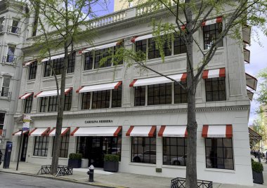 (Covid-19 'un ortasında lüks dükkanlar kapandı. 16 Nisan 2020, New York, ABD: New York 'ta Madison Bulvarı' ndaki lüks dükkanlar, Coronavirus salgını nedeniyle hırsızlığı önlemek için ahşap kaplama ve pencerelerle kapatıldı (covid- 19). İzolasyon ve ho kalmak