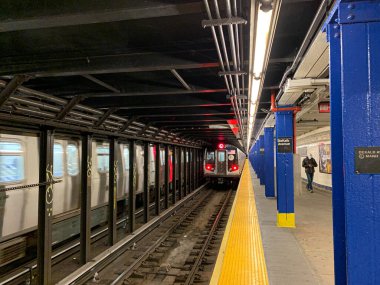 Brooklyn (ABD), 05 / 03 / 2020 - METER L Hattı Tamiri - Sandy Kasırgası, Temmuz 2020 'de tamamlanması beklenen L demiryolu tüneline zarar verdi, planlanan tarihten üç ay önce tamamlandı ve 500 milyon dolardan 100 milyon dolar daha az