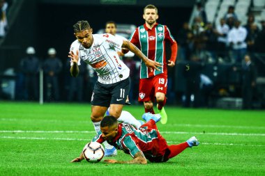 SAO PAULO - 22 Eylül 2019: CORINTHIANS-FLUMINENSE Pedrinho, Sao Paulo 'nun doğu yakasındaki Arena Corinthians' da Copa Sudamericana 'nın çeyrek finali için geçerli bir maçta Caio Henrique' e hareket ediyor.