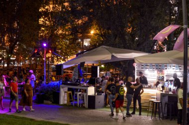 (Kişilikler ve birçok cazibeyle Pembe Gece. 7 Ağustos 2020, Rimini, İtalya: İtalyan Yaz Festivali Rimini kentini ve Emilia-Romagna 'daki diğer kıyı kasabalarını taşımaktadır. Birçok turist ve İtalyan bu hafta sonu aileleriyle eğleniyor.