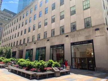 New York, ABD: New York City 'nin bu hafta yeniden açılmasına rağmen, Coronavirus salgını nedeniyle Times Meydanı bölgesinde bazı mağazalar hala kapalı