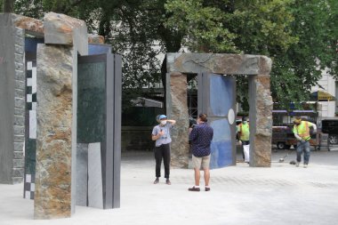 New York, ABD: New York City 'nin bu hafta yeniden açılmasına rağmen, Coronavirus salgını nedeniyle Times Meydanı bölgesinde bazı mağazalar hala kapalı.