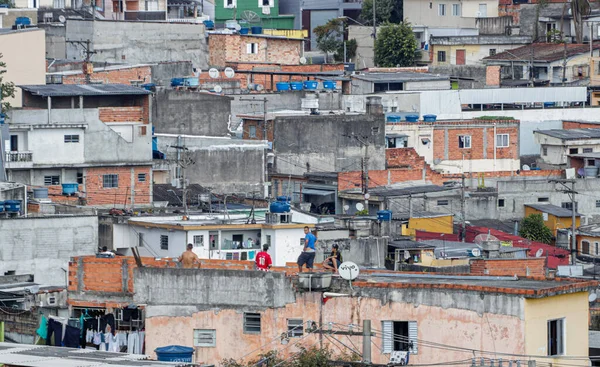 (Covid-19: Karantina sırasında uçurtma uçuran gençler. 21 Mayıs 2020, Sao Paulo, Brezilya: Gençler Sao Paul 'un güneyindeki Capao Redondo bölgesinde karantina nedeniyle erken bir tatil sırasında maskesiz ve mesafeli uçurtma uçuruyorlar.