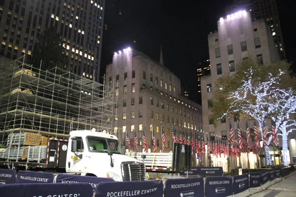 2020年11月15日 美国纽约 洛克菲勒中心 Rockefeller Center 萨克斯等人开始在Covid 19中布置圣诞树和装饰品 在50岁至49岁之间 人们看到工人们通宵工作 在萨克斯前面摆设照明装饰品 — 图库照片