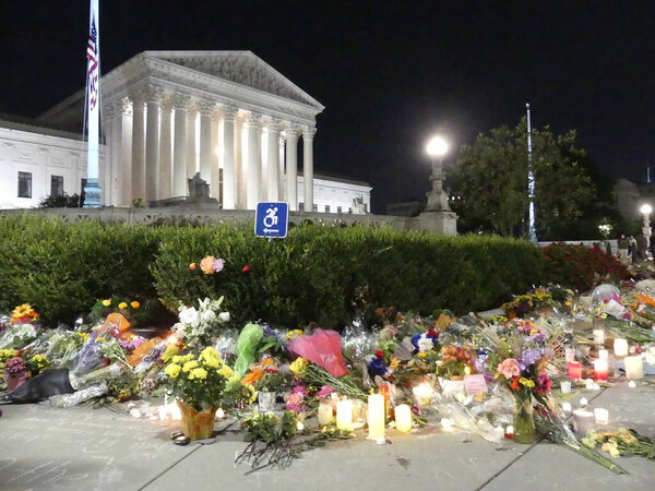Washington DC (USA), 21.09.2020 - HOMAGE  SUPREME COURT  USA CROWING OF FLOWERS  RUTH BADER GINSBURG - Illuminated by candlelight, an almost infinite sea of flowers reveals the public sentiment that honors the memory of the judge Ruth Bader Ginsburg 
