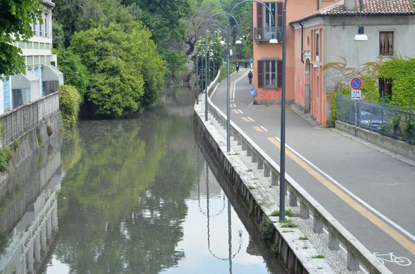 Int Covid ミラノでのフェーズ2 5月7 2020 ミラノ イタリア セキュリティ対策はイタリアで継続され ウイルスの増殖を防ぐために地下鉄駅のベンチに座ることは禁止されています Covid — ストック写真