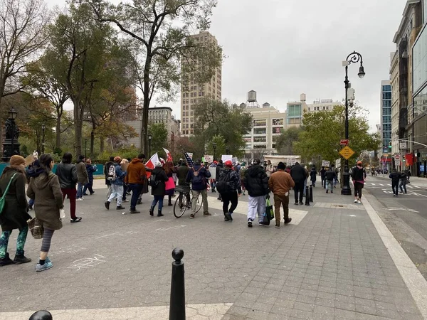2020年11月22日 アメリカ合衆国ニューヨーク州 ブラシオ市長の閉鎖とニューヨークでのマスクの使用に抗議する人々 抗議運動はユニオン スクエアで始まり 大学の場所に沿って行進し 最終的にワシントン スクエアに向かいました — ストック写真