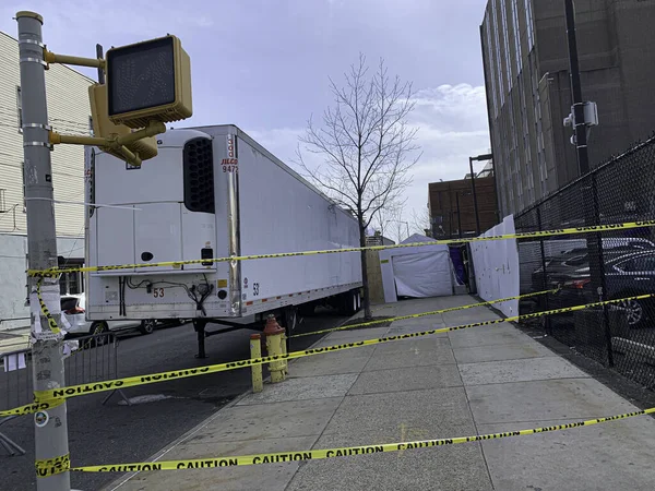New Covid Wickoff病院での運動2020年4月7日 ニューヨーク ブルックリン Wickoff病院での一般的な運動は Covid 19パンデミックのために 冷蔵トラックが外に置かれ 死体をブルックリンで — ストック写真