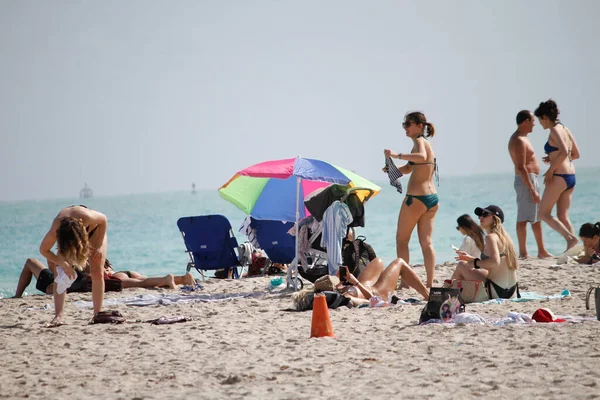 Miami Usa 2020 Personas Que Pasan Tiempo Miami Beach Usa — Foto de Stock