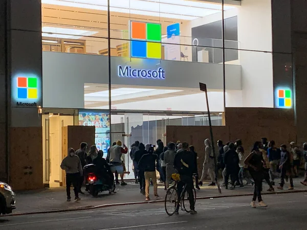 Novinka Protestující Drancují Microsoft Store Avenue Června 2020 New York — Stock fotografie