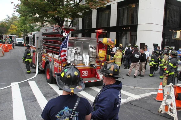 2020年10月21日 美国纽约 位于曼哈顿第五大道和麦迪逊大道之间的东63街的一幢大楼内 有许多Fdny消防员和车辆 道路堵塞以防止对公众造成任何危险 — 图库照片