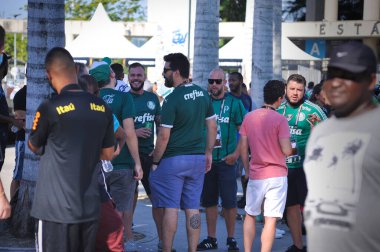 (Libertadores of America 'nın finalinden önce Maracana Stadyumu' nda taraftarlar harekete geçti. 30 Ocak 2021, Rio de Janeiro, Brezilya: Libertadores finalinden önce hem Palmeiras hem de Santos 'un taraftarları Maracana Stadyumu etrafında büyük bir hareket var. 