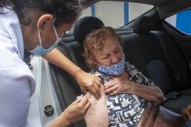 5 Şubat 2021, Sao Paulo, Brezilya: 90 yaş üstü insanlar için COVID-19 Aşı Kampanyası. Sao Paulo şehri, Coronavac ve Oxford-Astrazeneca aşılarının 90 yaş ve üzeri yaşlı insanlarda Covid-19 'a uygulanmasına başladı. 