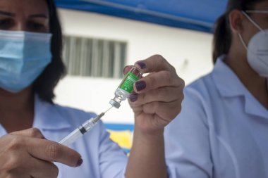 5 Şubat 2021, Sao Paulo, Brezilya: 90 yaş üstü insanlar için COVID-19 Aşı Kampanyası. Sao Paulo şehri, Coronavac ve Oxford-Astrazeneca aşılarının 90 yaş ve üzeri yaşlı insanlarda Covid-19 'a uygulanmasına başladı. 