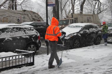 (New York bir başka kar yağışı ile vuruldu. 7 Şubat 2021, New York, ABD: New York 'u başka bir kar yağışı ele geçirdi ve arkasında çocukların oynaması ve Central Park' ta kardan adam yapmaları için kar taneleri bıraktı.