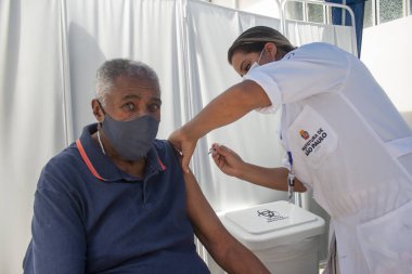 5 Şubat 2021, Sao Paulo, Brezilya: 90 yaş üstü insanlar için COVID-19 Aşı Kampanyası. Sao Paulo şehri, Coronavac ve Oxford-Astrazeneca aşılarının 90 yaş ve üzeri yaşlı insanlarda Covid-19 'a uygulanmasına başladı. 