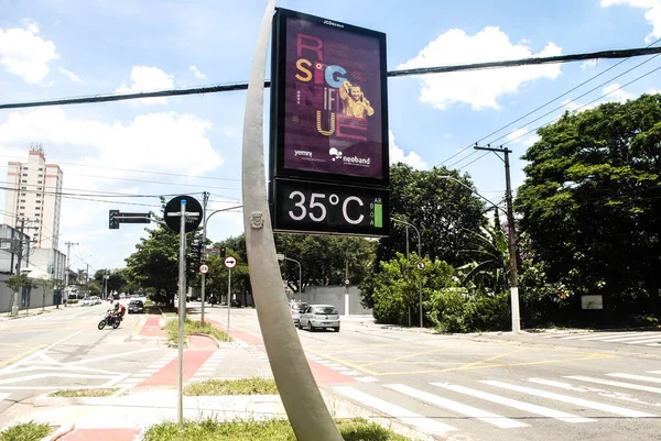 Vädersituationen Sao Paulo Februari 2021 Sao Paulo Brasilien Gatutermometrar Visar — Stockfoto