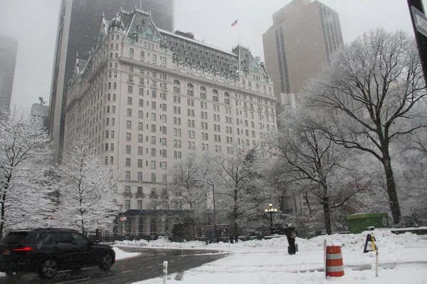 纽约又下了一场雪灾 2021年2月7日 美国纽约 又一场暴风雪席卷了纽约市 给孩子们留下了一些雪花供他们玩耍 并在中央公园里堆雪人 这几乎没有造成人员流动和交通拥挤 — 图库照片