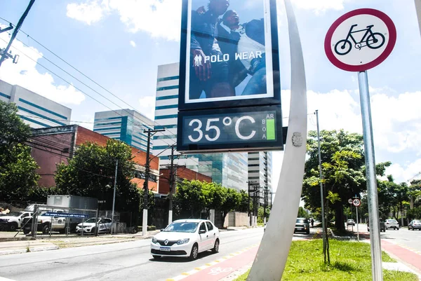圣保罗的天气状况 2021年2月4日 巴西圣保罗 本周四下午 04日 圣保罗南部Interlagos街区的街道温度计显示温度为35摄氏度 — 图库照片