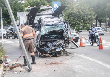 (Sao Paulo 'da trafik kazası. 7 Şubat 2021, Sao Paulo, Brezilya: Sao Paulo 'daki Interlagos Bulvarı' nda büyük hasar gören bir araba kazası oldu. Trafik polisleri yardım için yerel polis merkezindeydi ve kurbanlar yakın bir yere götürüldü.