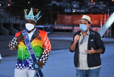 Rio de Janeiro Belediye Başkanı, Rio Sambodromo 'daki COVID-19 kurbanlarının anısına özel ışıklandırmaya katılıyor. 12 Şubat 2021, Rio de Janeiro, Brezilya: Rio Belediye Başkanı Eduardo Paes, özel ışıklandırma törenine katıldı.